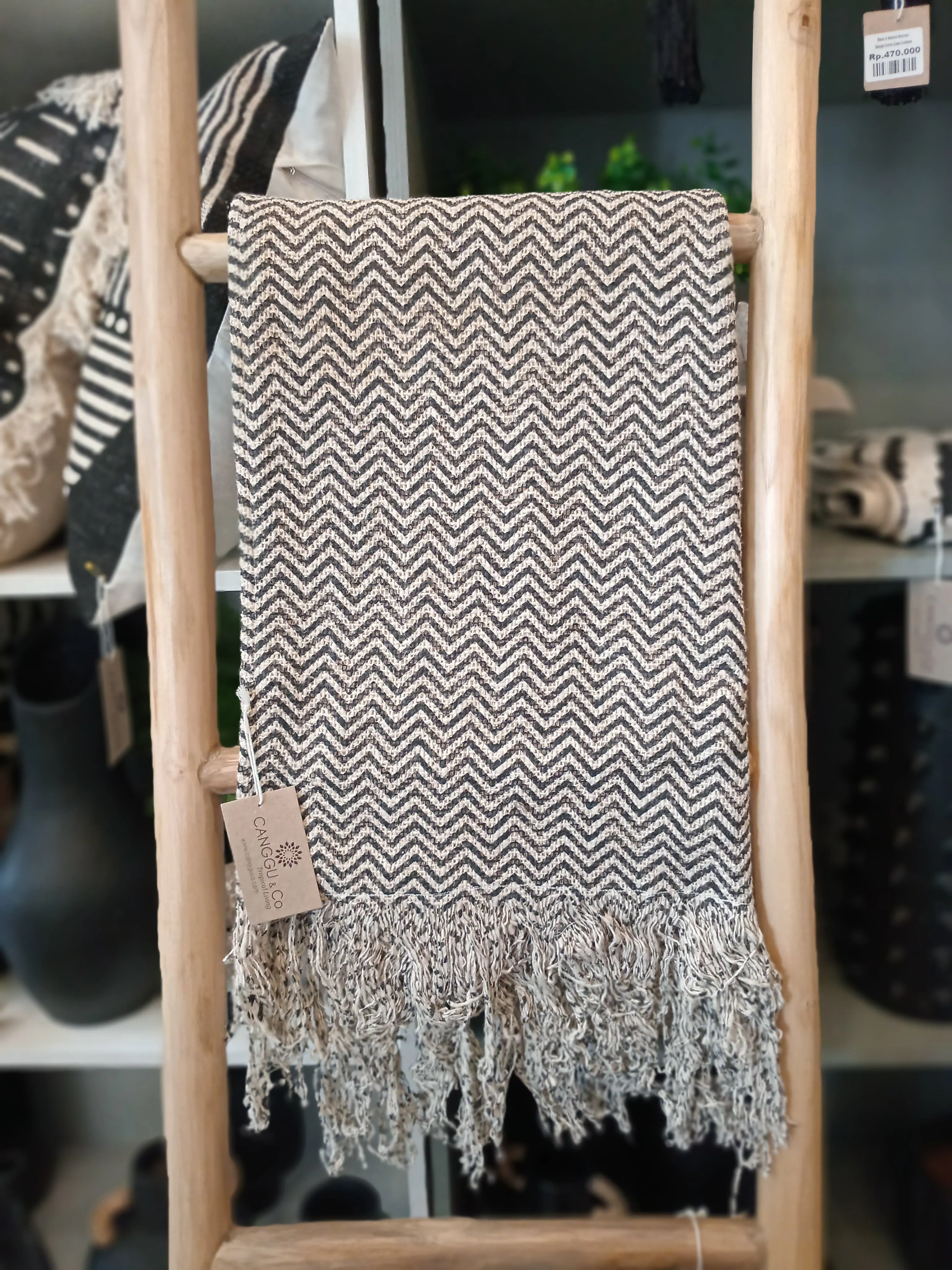 Zigzag Pattern Motif Raw Cotton Throw
